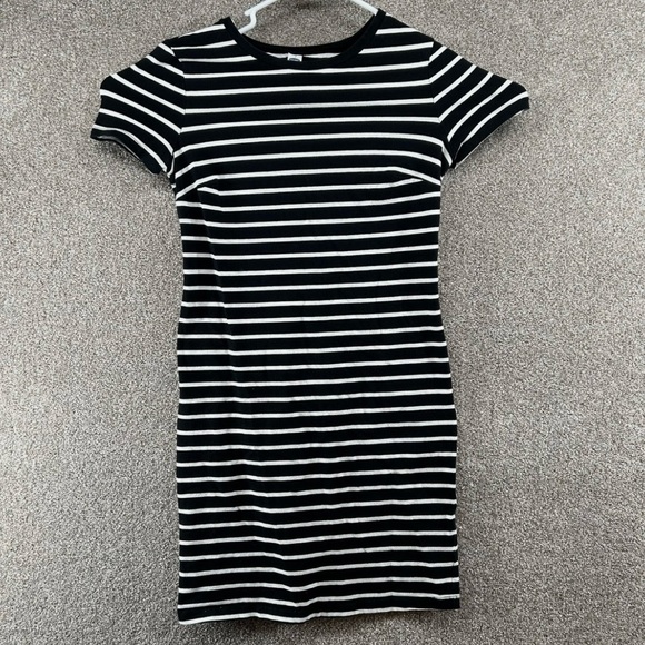 Old Navy Dresses & Skirts - Old Navy Medium Striped Black and White Dress